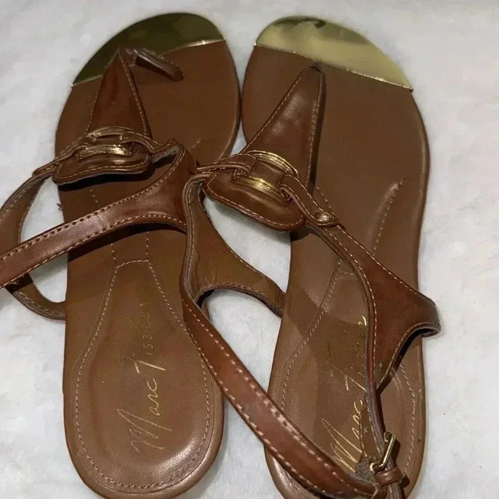 Marc Fisher Tan T-Strap Gold Toe Sandals Size 8 - Picture 4 of 12